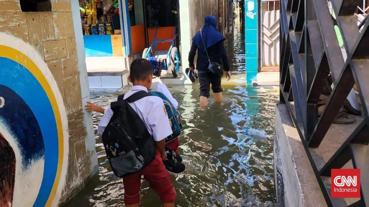 Banjir Rob Lumpuhkan Pesisir Surabaya, Sekolah Terpaksa Beradaptasi
