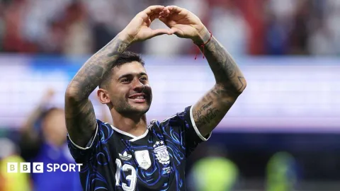 Romero Balas Kritik Neville: 'Jangan Bodoh Menghakimi Pemain'
