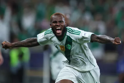 Cedera Lutut Thuram Dorong Juventus Percepat Negosiasi dengan Kessié