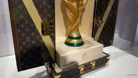 Trofi Piala Dunia Dikemas dalam Koper Mewah Louis Vuitton untuk Final 2026