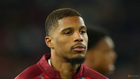 Coventry Rekrut Bek Timnas Swiss Aurele Amenda dari Frankfurt