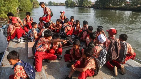 Abrasi Putuskan Akses Jalan, Pelajar Muara Gembong Tempuh Sungai dengan Perahu
