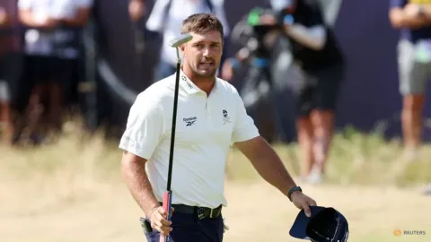 DeChambeau Balas Kritik Faldo dengan 67 Pukulan di Royal Birkdale