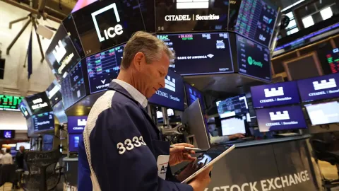 Wall Street Terkoreksi, Saham Teknologi Tertekan Kekhawatiran Valuasi AI dan Ketegangan Iran-AS