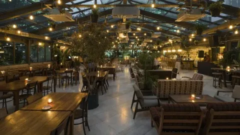 Saham LUCY Anjlok 79,58%, BEI Suspensi Emiten Restoran Malam