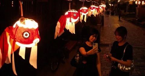 Lentera Ikan Mas Hiasi Kota Tua Yanai, Pesona Wisata Malam Jepang