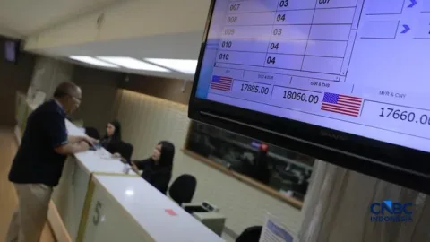 Dolar AS Sempat Bertahan di Rp18.000, Transaksi Money Changer Merosot