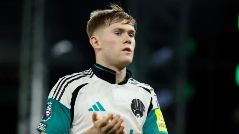 Lewis Hall Ancam Hengkang dari Newcastle: Manchester United dan Arsenal Bersaing