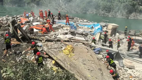 Longsor di Chongqing Timbun Puluhan Warga Saat Evakuasi Berlangsung