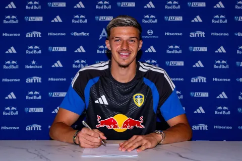 Leeds United Boyong Bek Timnas Bosnia dari Sassuolo dengan Rekor Transfer Klub