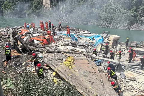 Longsor Terjang Permukiman di Chongqing, Puluhan Warga Tertimbun