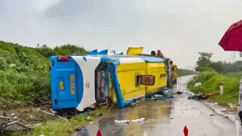 Bus Penumpang Terjun dari Tol di Hanoi, Empat Tewas