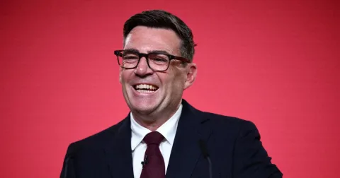 Andy Burnham Resmi Pimpin Partai Buruh Inggris: Janji Harapan Baru di Tengah Krisis