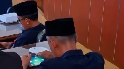 Viral Camat Main Game Saat Rapat Paripurna DPRD Madiun, Warganet Kecam