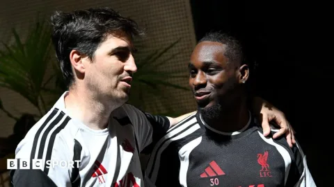 Minggu Perdana Iraola di Liverpool: Uji Coba, Kapten Baru, dan Revolusi Fisik