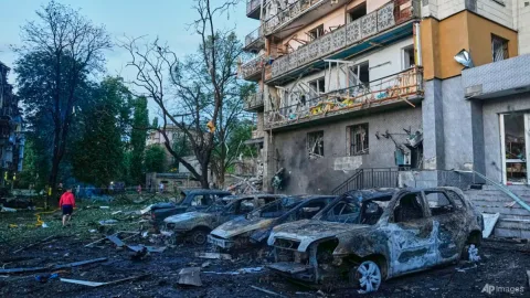 Rudal Rusia Hantam Kyiv, Satu Tewas dan Ratusan Drone Balasan Hancurkan Gudang E-commerce