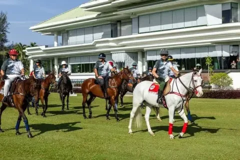 Sultan Brunei Pimpin Parade Kuda Kerajaan di Usia 80 Tahun