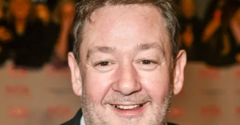 Johnny Vegas Istirahatkan Karier Stand-Up: Fokus ke Seni dan Toko Antik