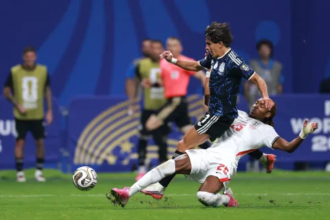 Inter Milan Segera Nego dengan Tottenham untuk Djed Spence