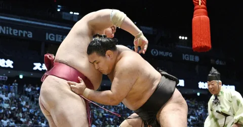 Aonishiki Menang Tapi Cedera: Persaingan Ozeki di Nagoya Basho Makin Panas