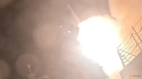 AS Lancarkan Serangan Balasan ke Iran: Konflik Teluk Memanas, Jalur Minyak Dunia Terancam