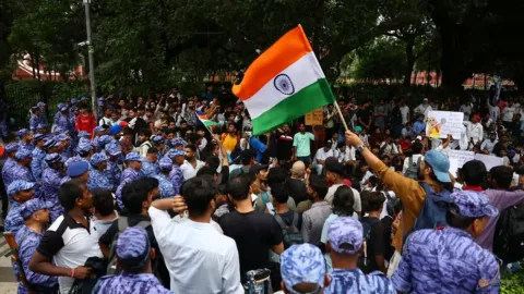 Gerakan 'Kecoa' India: Ribuan Mahasiswa Kepung Parlemen Tuntut Menteri Mundur