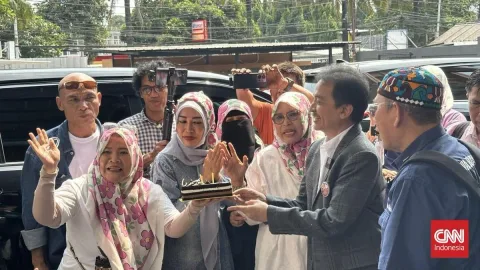 Roy Suryo Dapat Kejutan Ultah di PN Jaksel, Kue Pertama untuk Eks Wakapolri