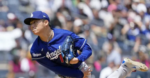 Yamamoto Tampil Gemilang, Catat Complete Game Perdana di Musim Reguler MLB