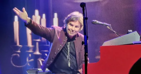 Jonathan Cain, Kibordis Journey, Minta Selebritas ‘Bungkam’ Soal Politik: ‘Fokus pada Seni’