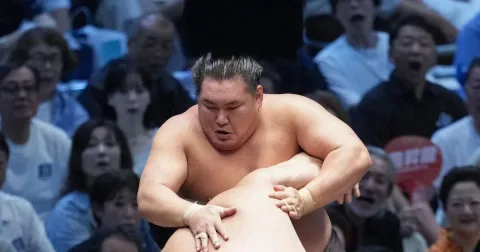Kejutan di Nagoya: Aonishiki Kalahkan Yokozuna Onosato, Puncaki Klasemen Bareng Dua Pegulat Lain