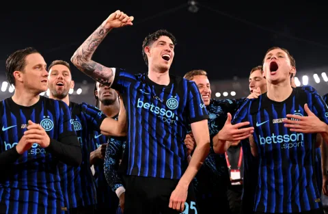 Al-Hilal Incar Bastoni, Bek Inter yang Tak Berminat ke Saudi