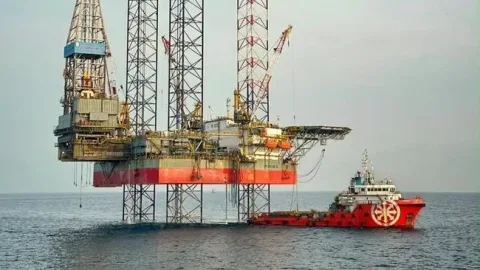 Konflik Selat Hormuz Dorong Harga Minyak Tembus US$90, Saham Emiten Energi Ikut Terbang