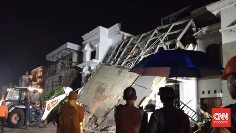 Ledakan Dahsyat di Grand Polonia Medan: Sejumlah Orang Terjebak, Evakuasi Terkendala Reruntuhan