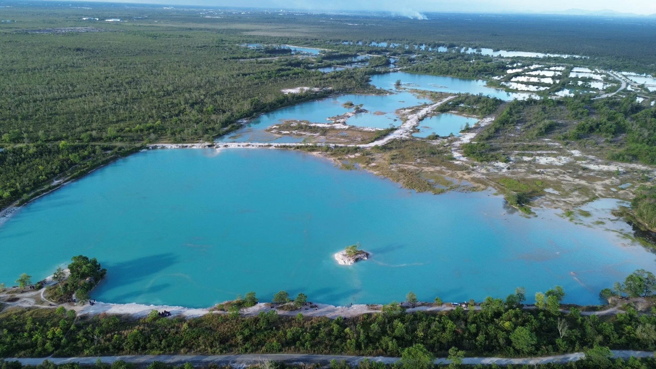 Danau Biru di Kalsel: Antara Pesona Wisata dan Ancaman Maut Lubang Tambang