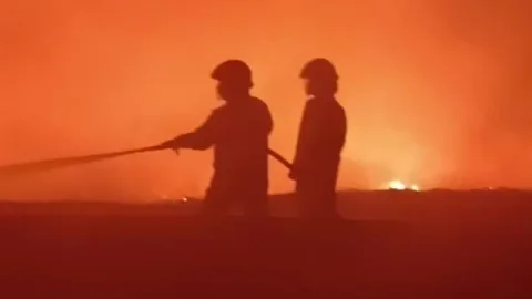 Klarifikasi Damkar Surabaya: Api di TPA Benowo Bukan dari Flare Suporter