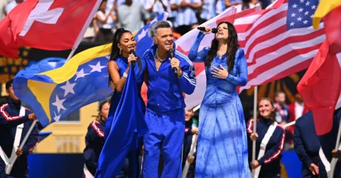 Robbie Williams Bikin Geger: Permen Mint Jatuh Saat Wawancara Langsung, Warganet Spekulasi