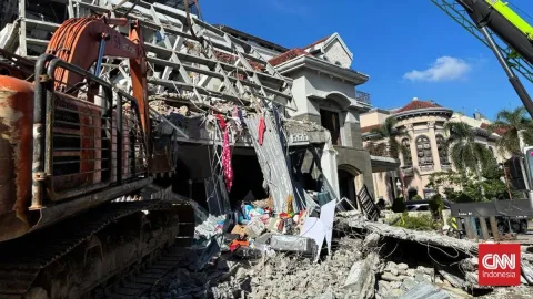 Dua Korban Masih Tertimbun di Reruntuhan Grand Polonia, Tim SAR Terkendala Akses Sempit