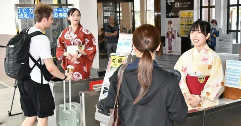 Stasiun Bergaya Yukata: Kinosaki Onsen Sambut Wisatawan dengan Tradisi Keramahan Musim Panas