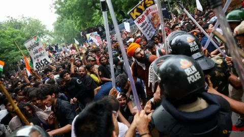 Gerakan 'Kecoa' India Desak Menteri Pendidikan Mundur, Bentrok dengan Polisi