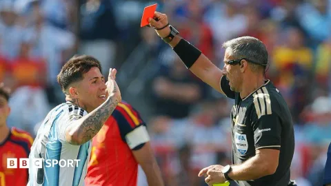 Argentina Pulang dengan Kepala Tegak: Enzo Fernandez Bela Tim, Messi Bikin Tanda Tanya