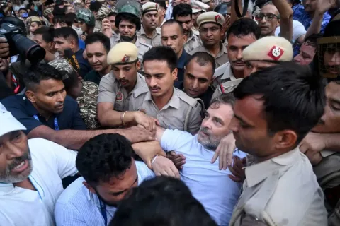 Krisis Pendidikan India Memuncak: Rahul Gandhi Desak Modi Mundur di Tengah Aksi Represif
