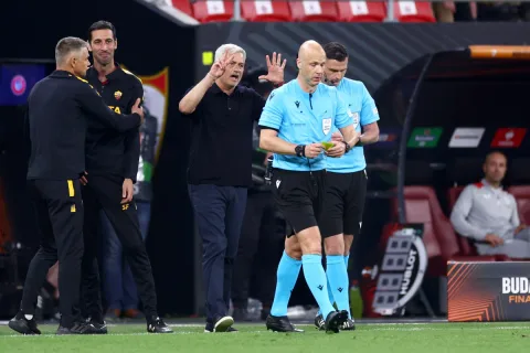 Pensiunnya Anthony Taylor: Suporter Roma Rayakan, Kenangan Pahit Final Europa League 2023