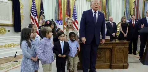 Trump Tiru Sistem Pensiun Australia, Tapi Hanya Beri Bayi AS Rp16 Juta