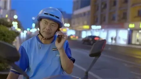 Kurir Gojek Sastra: Pengantar Makanan Raih Penghargaan Sastra Tertinggi China