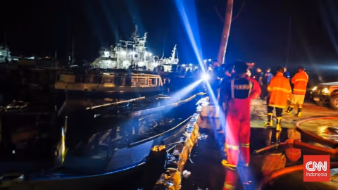 Kapal Terbakar Saat Perbaikan di Muara Baru, Petugas Kerahkan 5 Mobil Damkar
