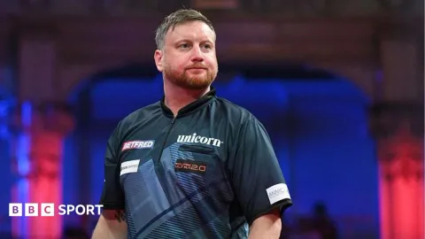 Pemain Darts Skotlandia Kolaps di Panggung, Pertandingan Dilanjutkan dengan Forfeit