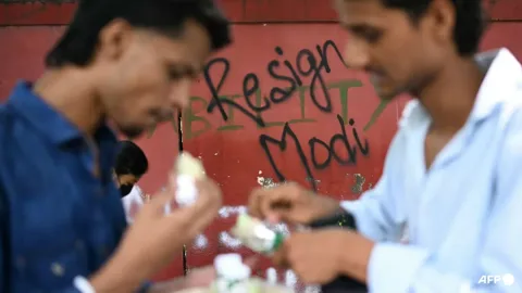 Gerakan 'Kecoa' Mengguncang Delhi: Ribuan Mahasiswa Desak Menteri Pendidikan Mundur