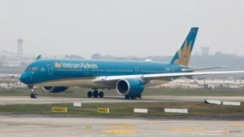 Tiga Manajer Vietnam Airlines Didakwa Terima Suap Terkait Biaya Bagasi Berlebih