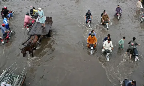 Monsoon Pakistan Tewaskan 37 Orang: Banjir Bandang dan Longsor Melumpuhkan Empat Provinsi