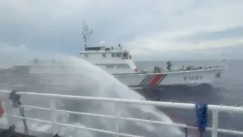 Ketegangan Laut China Selatan Memanas: Filipina Tuduh China Gunakan Meriam Air untuk Kedua Kalinya